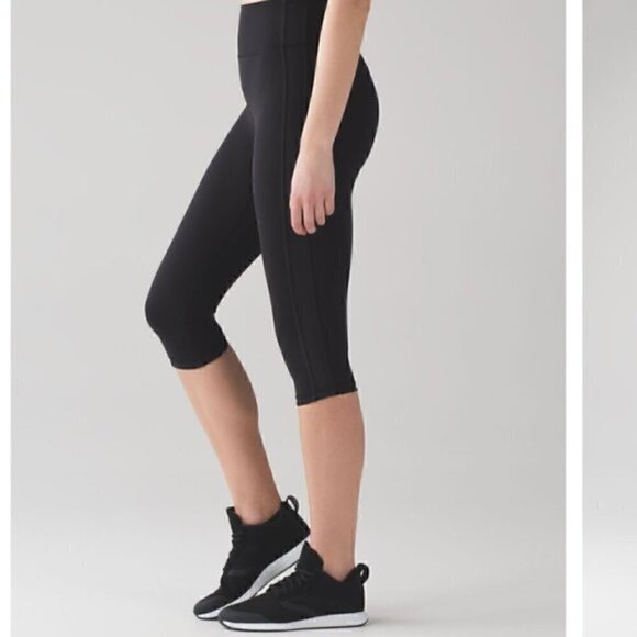 Lululemon Black Crops with Mesh Side Panel Size 6 - Picture 1 of 9